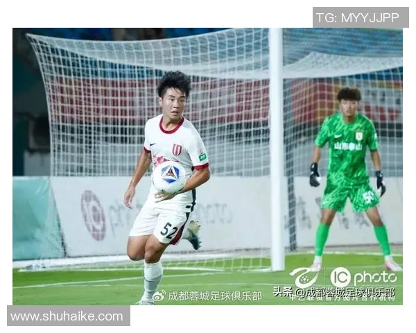 从青涩少年到魅力四射的足球明星他们如何在赛场上越长越帅