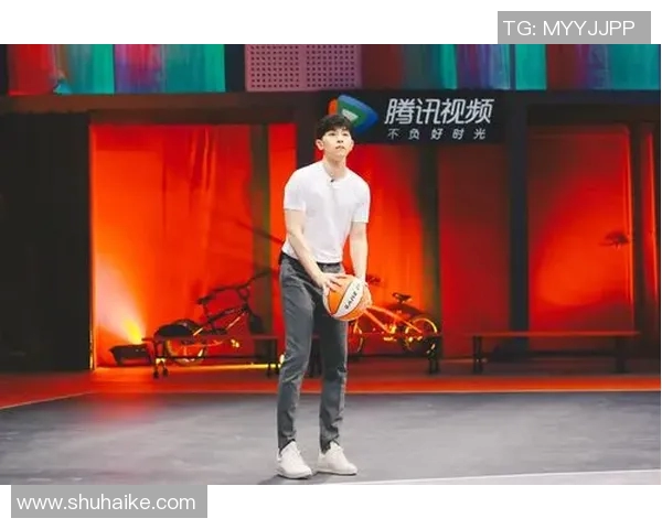 当明星化身路人街头打篮球意外引发球迷围观热潮