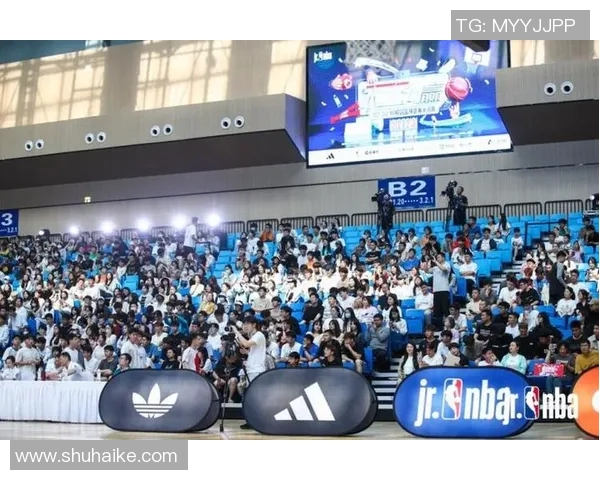 篮球明星乘坐大巴的趣味瞬间曝光引发球迷热议和关注